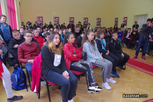 Журналистът Генка Шикерова се срещна с учениците на ПГ “Иван Хаджиенов“