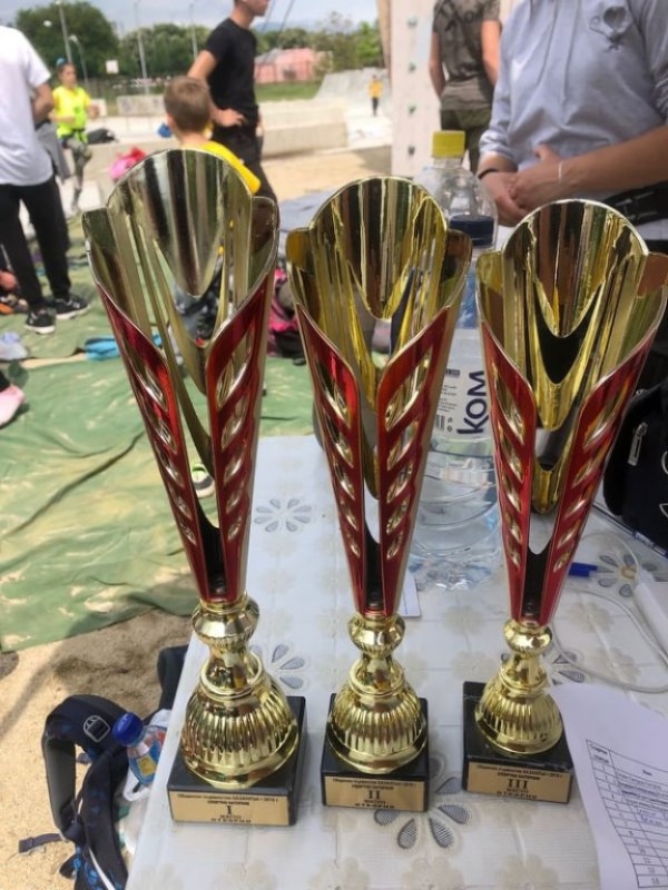 42 ученици и деца премериха сили в състезание по катерене