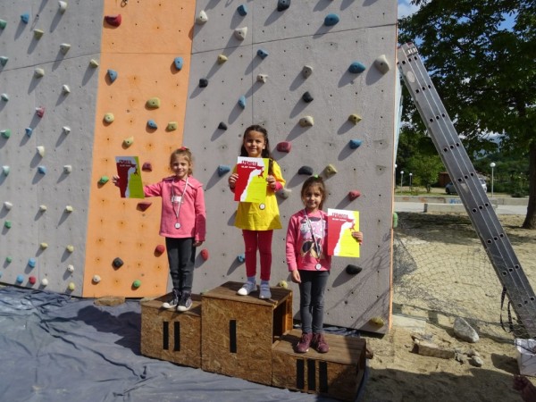 42 ученици и деца премериха сили в състезание по катерене