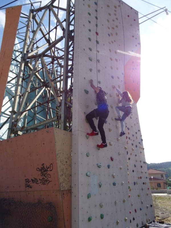 42 ученици и деца премериха сили в състезание по катерене