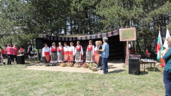 Откриха розобера в Ясеново с песни и танци