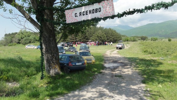 Откриха розобера в Ясеново с песни и танци