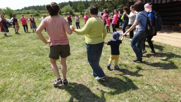 Откриха розобера в Ясеново с песни и танци