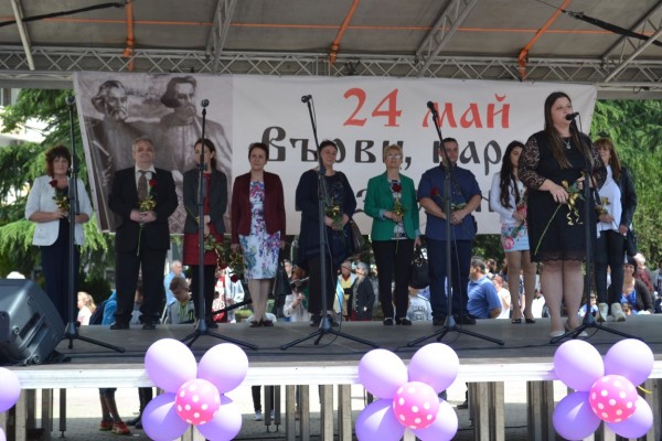 Днешните 30 букви, осветени от братята Кирил и Методий, са ангели хранители