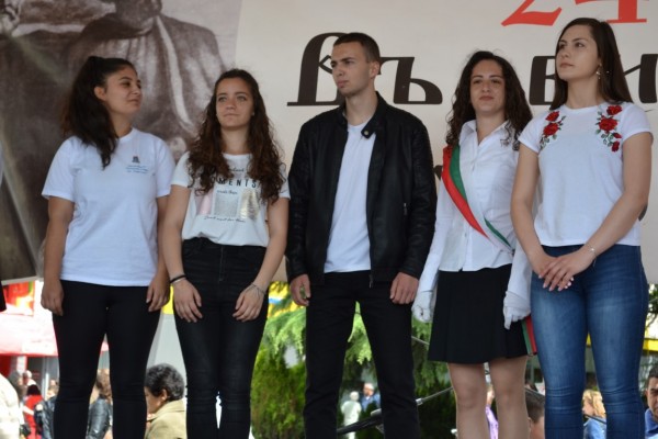 Днешните 30 букви, осветени от братята Кирил и Методий, са ангели хранители