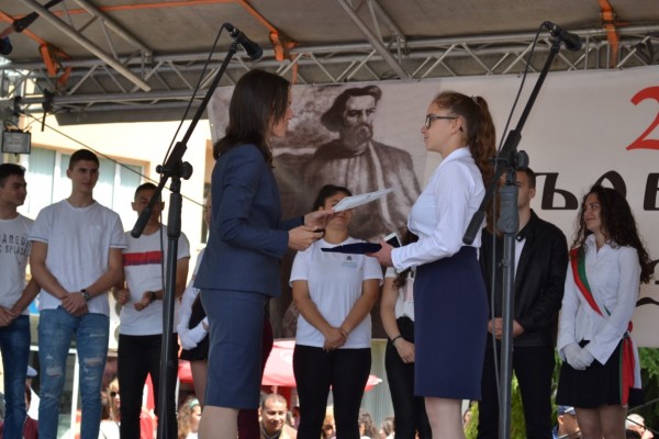 Днешните 30 букви, осветени от братята Кирил и Методий, са ангели хранители