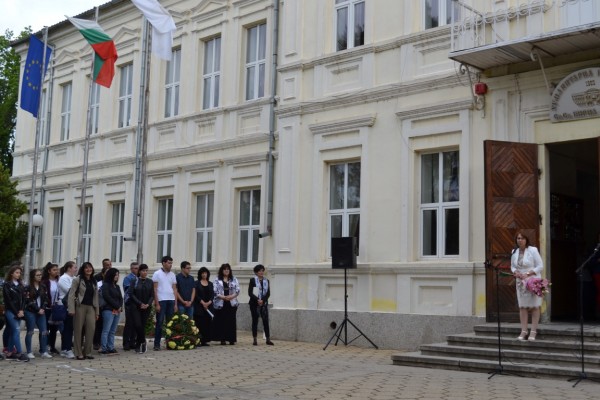 Днешните 30 букви, осветени от братята Кирил и Методий, са ангели хранители