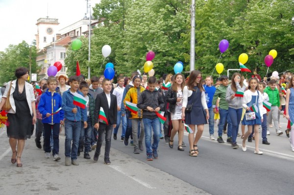 Днешните 30 букви, осветени от братята Кирил и Методий, са ангели хранители