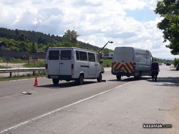 Катастрофа между два буса прати жена и дете в болницата