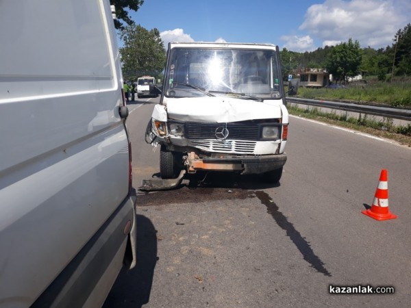 Катастрофа между два буса прати жена и дете в болницата
