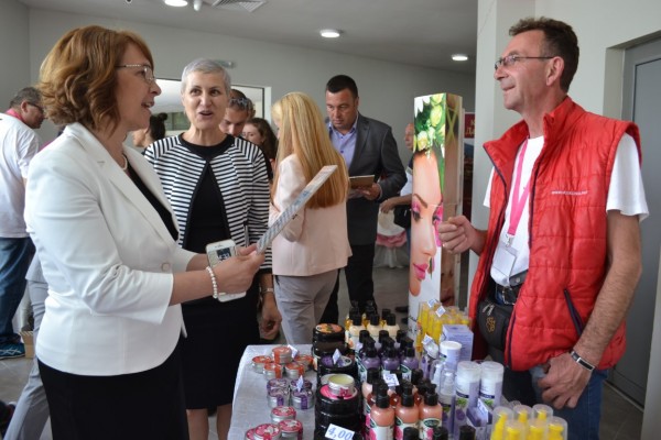 Успех на първата парфюмерийна борса в Казанлък!