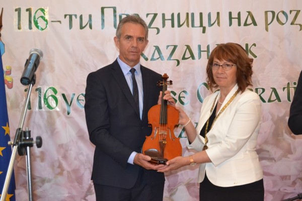 Казанлък аплодира отличените личности на града / Видео