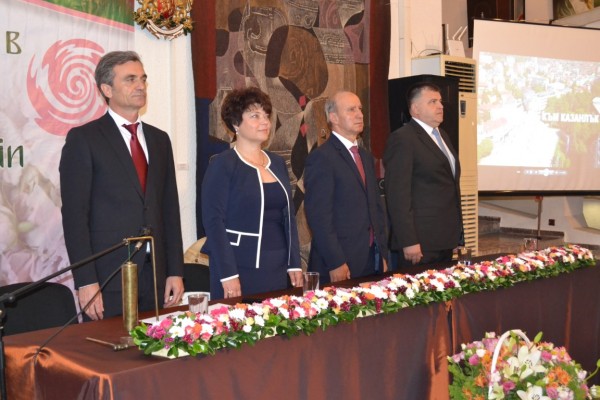 Казанлък аплодира отличените личности на града / Видео