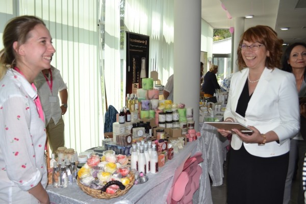 Успех на първата парфюмерийна борса в Казанлък!