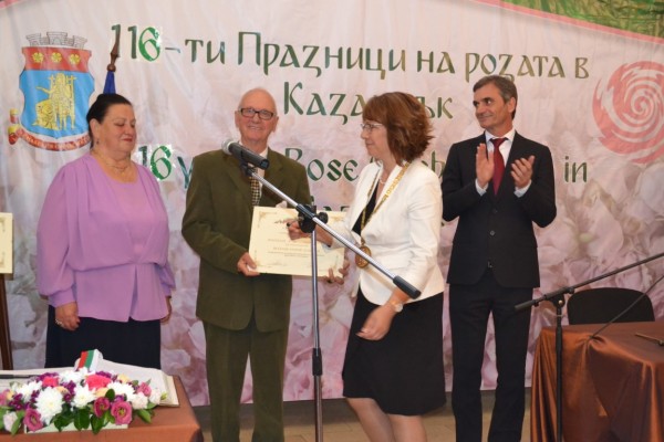 Казанлък аплодира отличените личности на града / Видео