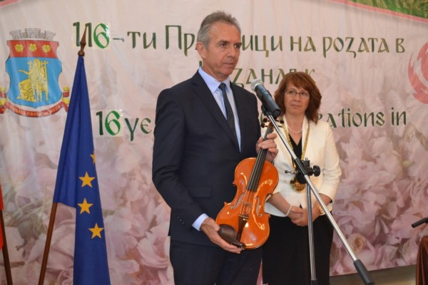 Казанлък аплодира отличените личности на града / Видео