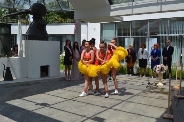 Успех на първата парфюмерийна борса в Казанлък!