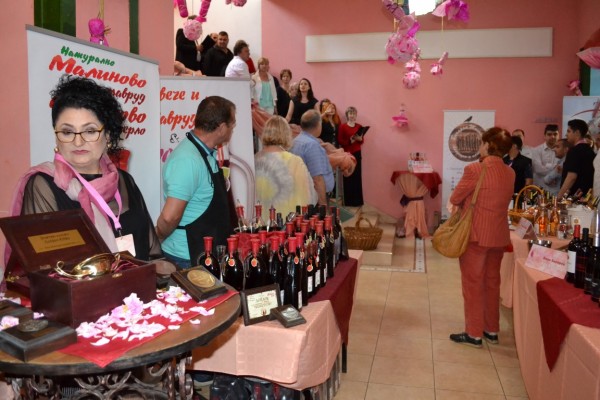 Кметът на Казанлък приветства участниците във Фестивал на виното Розе