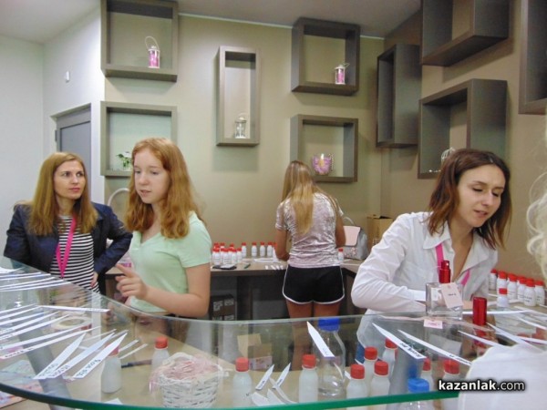 Стотици казанлъчани и гости на града направиха свой уникален и единствен аромат