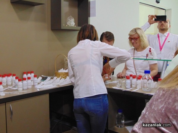 Стотици казанлъчани и гости на града направиха свой уникален и единствен аромат