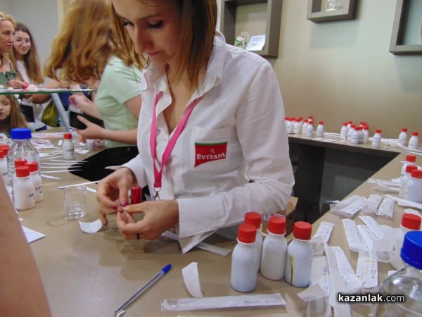 Стотици казанлъчани и гости на града направиха свой уникален и единствен аромат