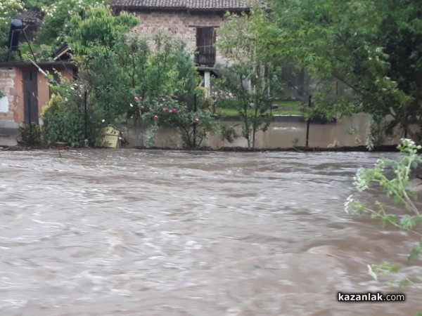 Реката в Средногорово преля. Наводнени са къщи, дворове и пътища
