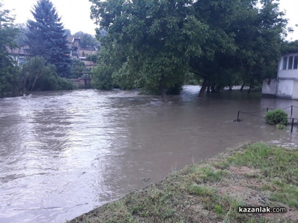 Реката в Средногорово преля. Наводнени са къщи, дворове и пътища