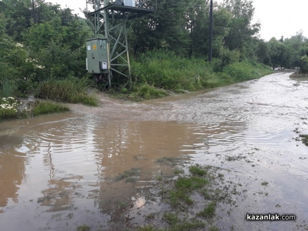 Реката в Средногорово преля. Наводнени са къщи, дворове и пътища