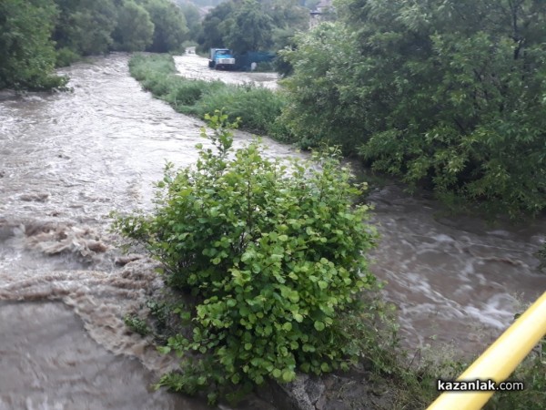 Реката в Средногорово преля. Наводнени са къщи, дворове и пътища