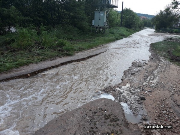 Реката в Средногорово преля. Наводнени са къщи, дворове и пътища