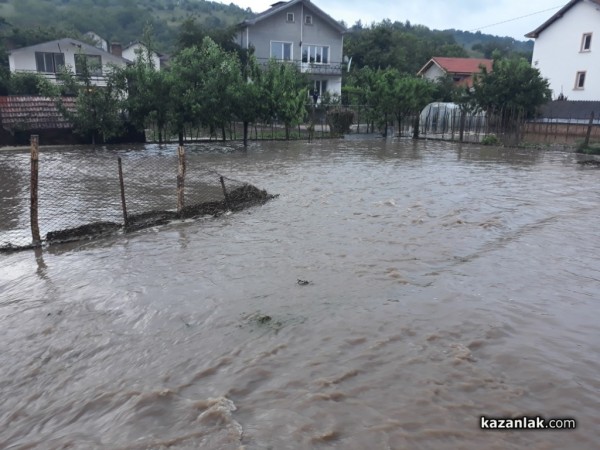 Реката в Средногорово преля. Наводнени са къщи, дворове и пътища