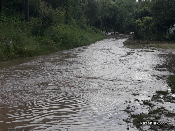 Реката в Средногорово преля. Наводнени са къщи, дворове и пътища
