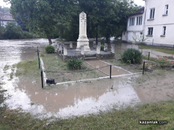 Реката в Средногорово преля. Наводнени са къщи, дворове и пътища