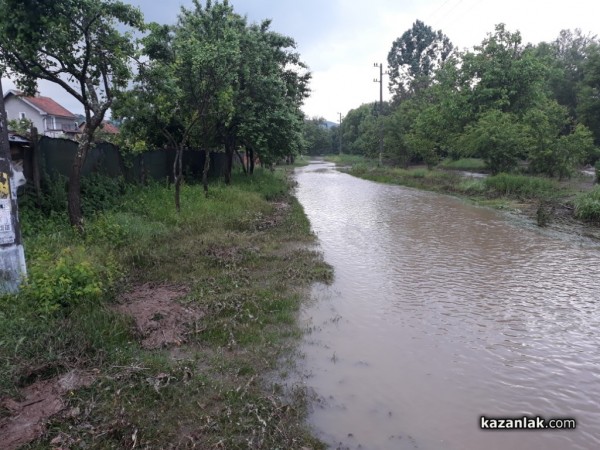 Реката в Средногорово преля. Наводнени са къщи, дворове и пътища