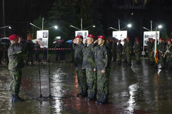 Казанлък се преклони пред Ботев