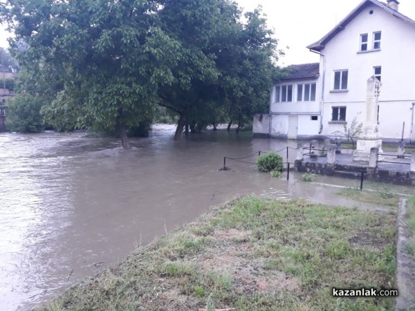 Реката в Средногорово преля. Наводнени са къщи, дворове и пътища