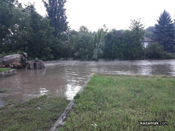Реката в Средногорово преля. Наводнени са къщи, дворове и пътища