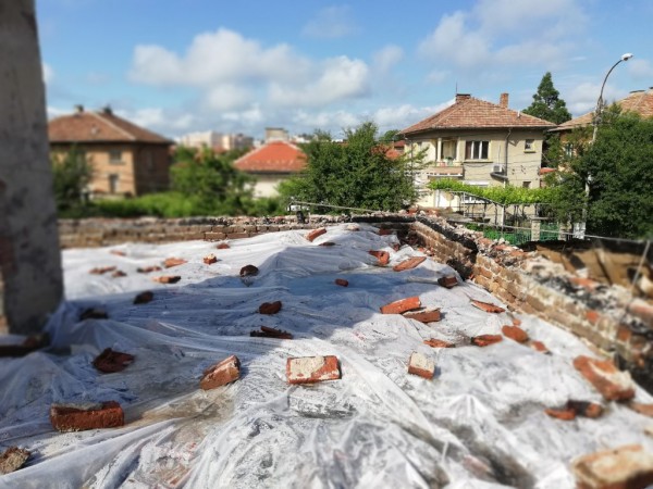 Община Казанлък ще подпомогне възстановяването на ударената от мълния къща