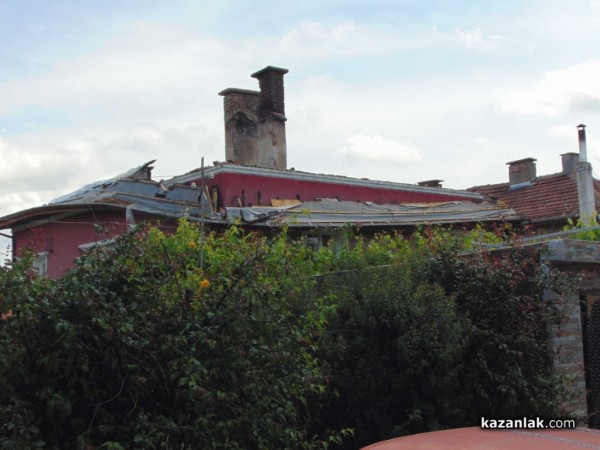 Министър Младен Маринов посети къщата, поразена от мълния в Казанлък