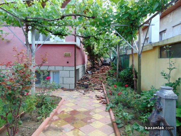 Министър Младен Маринов посети къщата, поразена от мълния в Казанлък