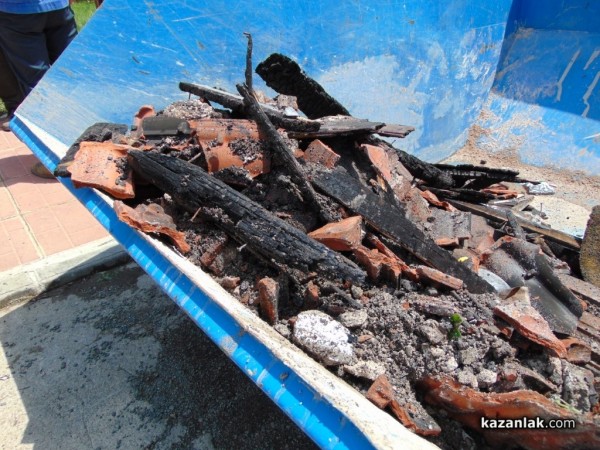 Министър Младен Маринов посети къщата, поразена от мълния в Казанлък