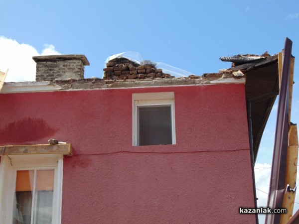 Министър Младен Маринов посети къщата, поразена от мълния в Казанлък