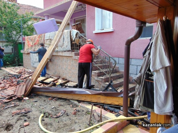 Министър Младен Маринов посети къщата, поразена от мълния в Казанлък