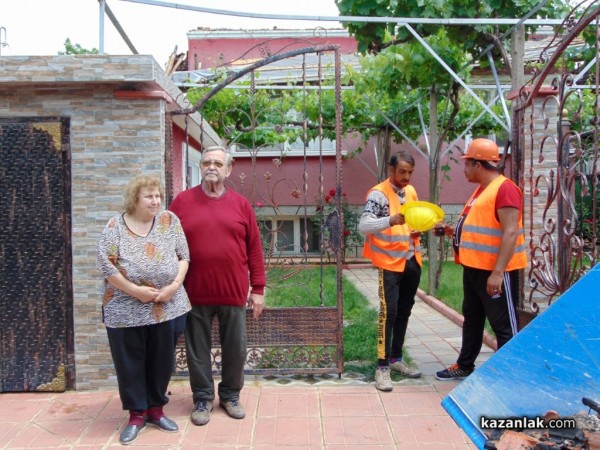 Министър Младен Маринов посети къщата, поразена от мълния в Казанлък