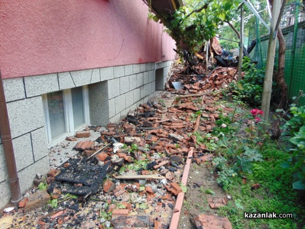 Министър Младен Маринов посети къщата, поразена от мълния в Казанлък