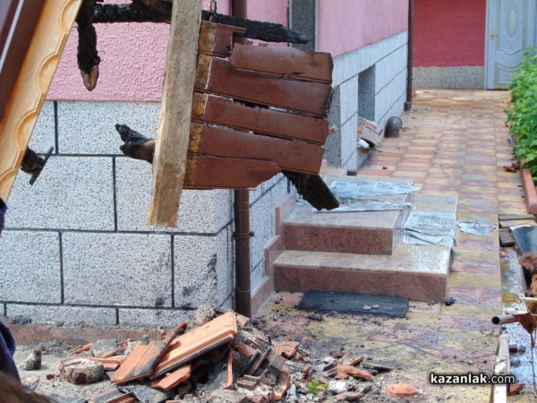 Министър Младен Маринов посети къщата, поразена от мълния в Казанлък