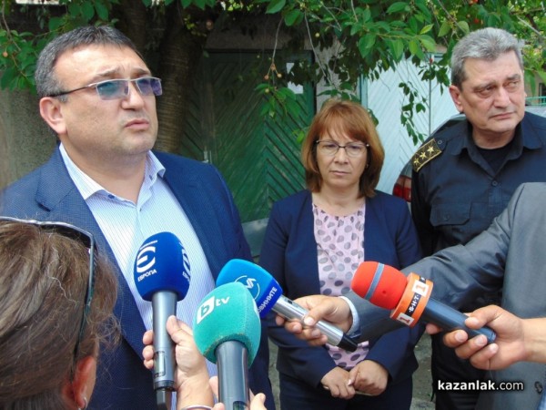 Министър Младен Маринов посети къщата, поразена от мълния в Казанлък