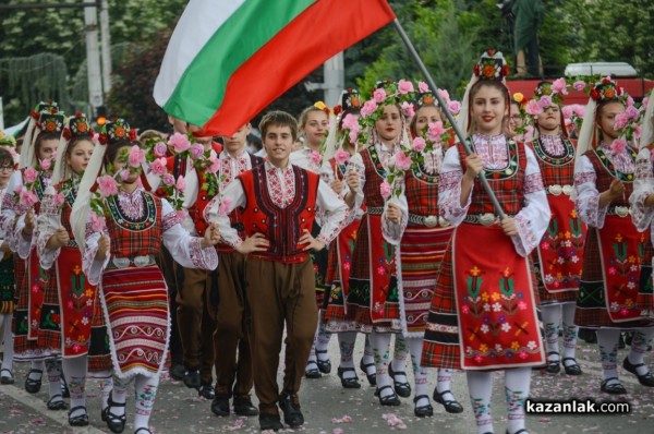 Казанлъчани се вълнуват от целия Фестивал на Розата / Новини от Казанлък
