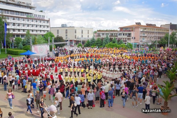 Очакват ни много български хора в лудото надиграване “Тъпан бие, хоро се вие”