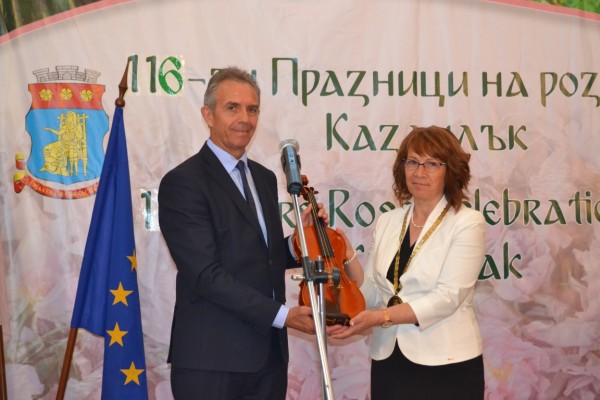 С любов - на Казанлък!